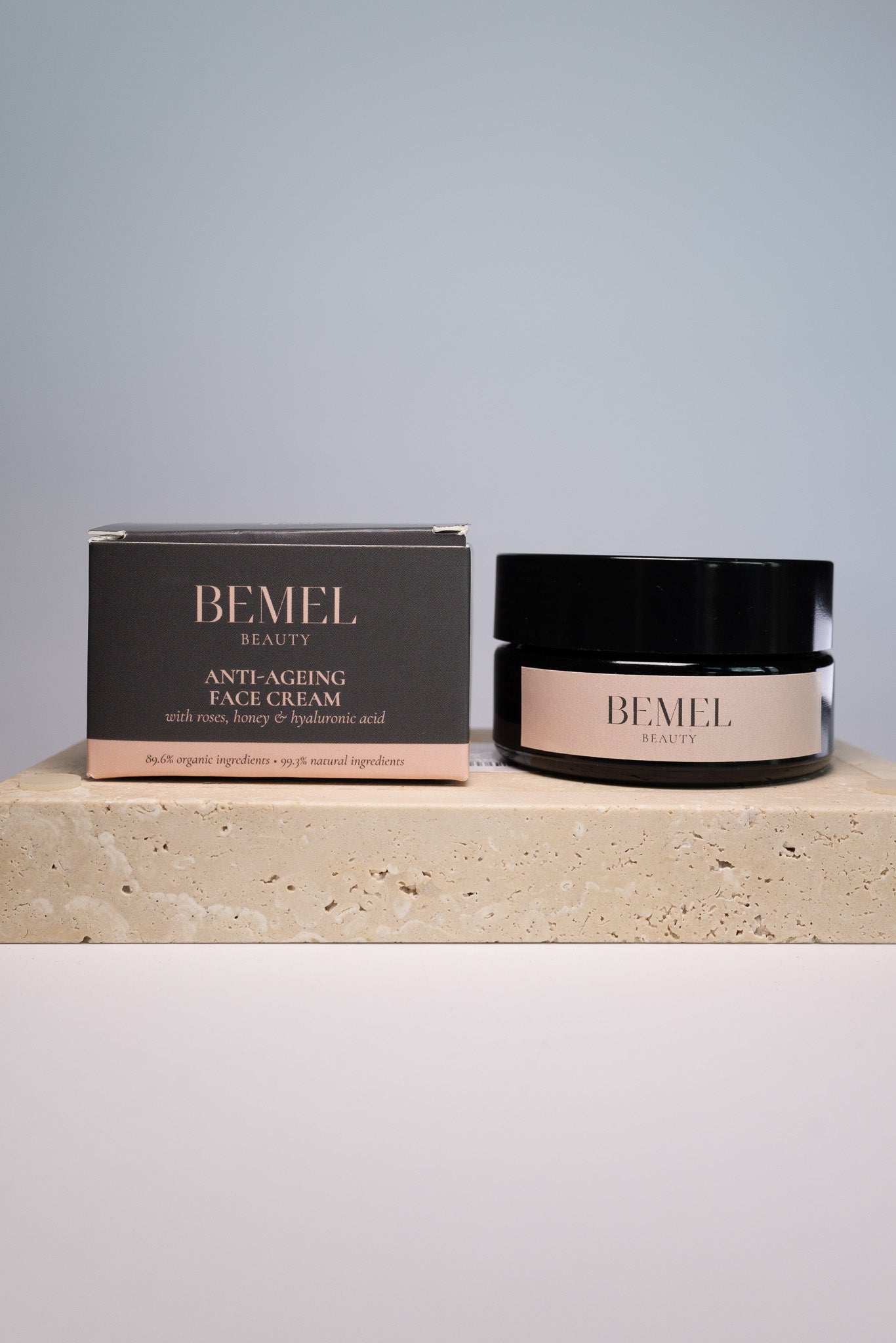 Organic anti-aging facial cream with roses, honey and hyaluronic acid.