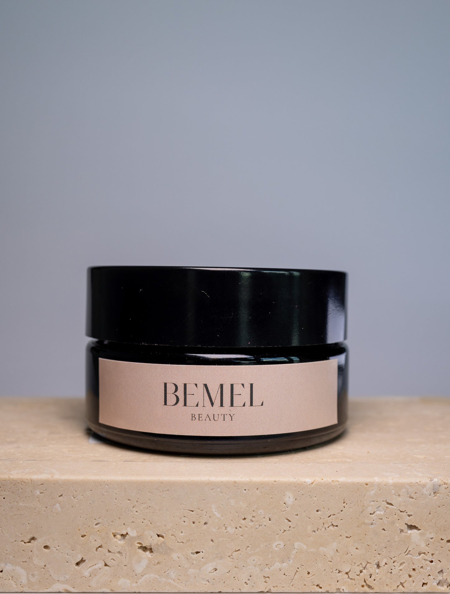 Organic anti-aging facial cream with roses, honey and hyaluronic acid.