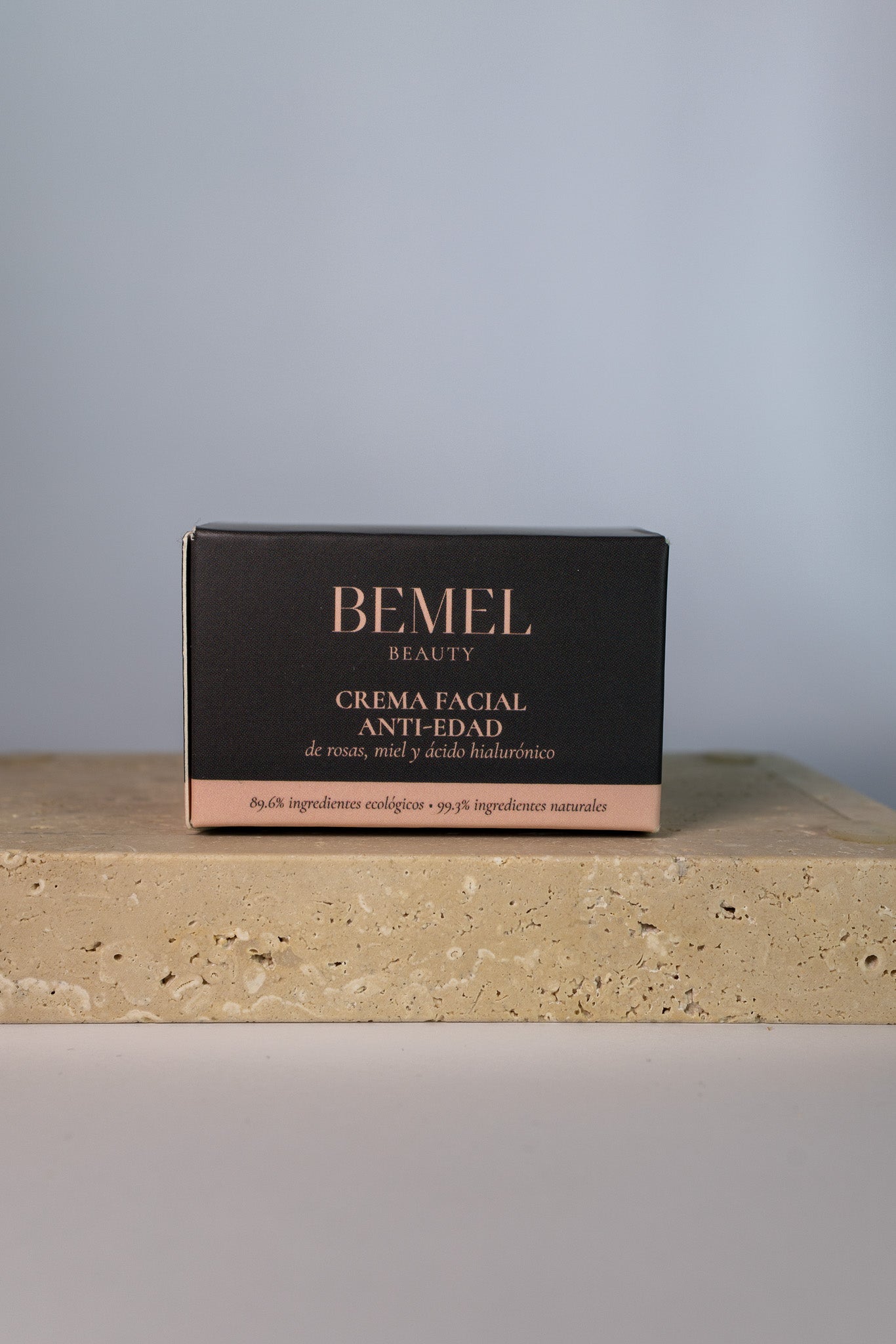 Organic anti-aging facial cream with roses, honey and hyaluronic acid.