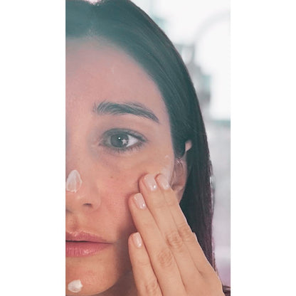 Crema facial ecológica anti-edad de rosas, miel y ácido hialurónico.