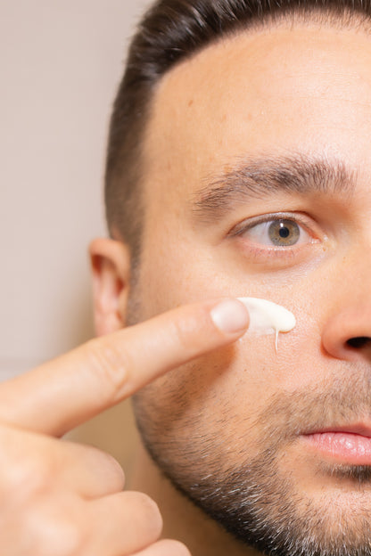 Crema facial ecológica anti-edad de rosas, miel y ácido hialurónico.