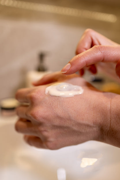 Crema facial ecológica anti-edad de rosas, miel y ácido hialurónico.